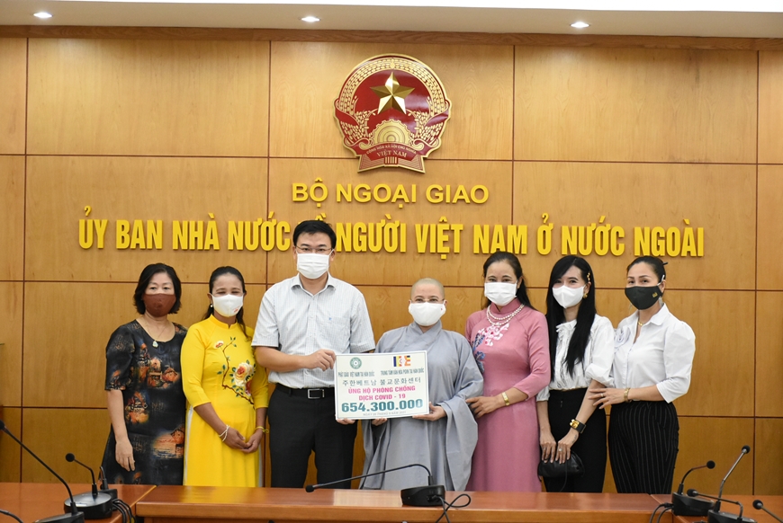 Overseas Vietnamese continue donating to support COVID-19 fight at home
